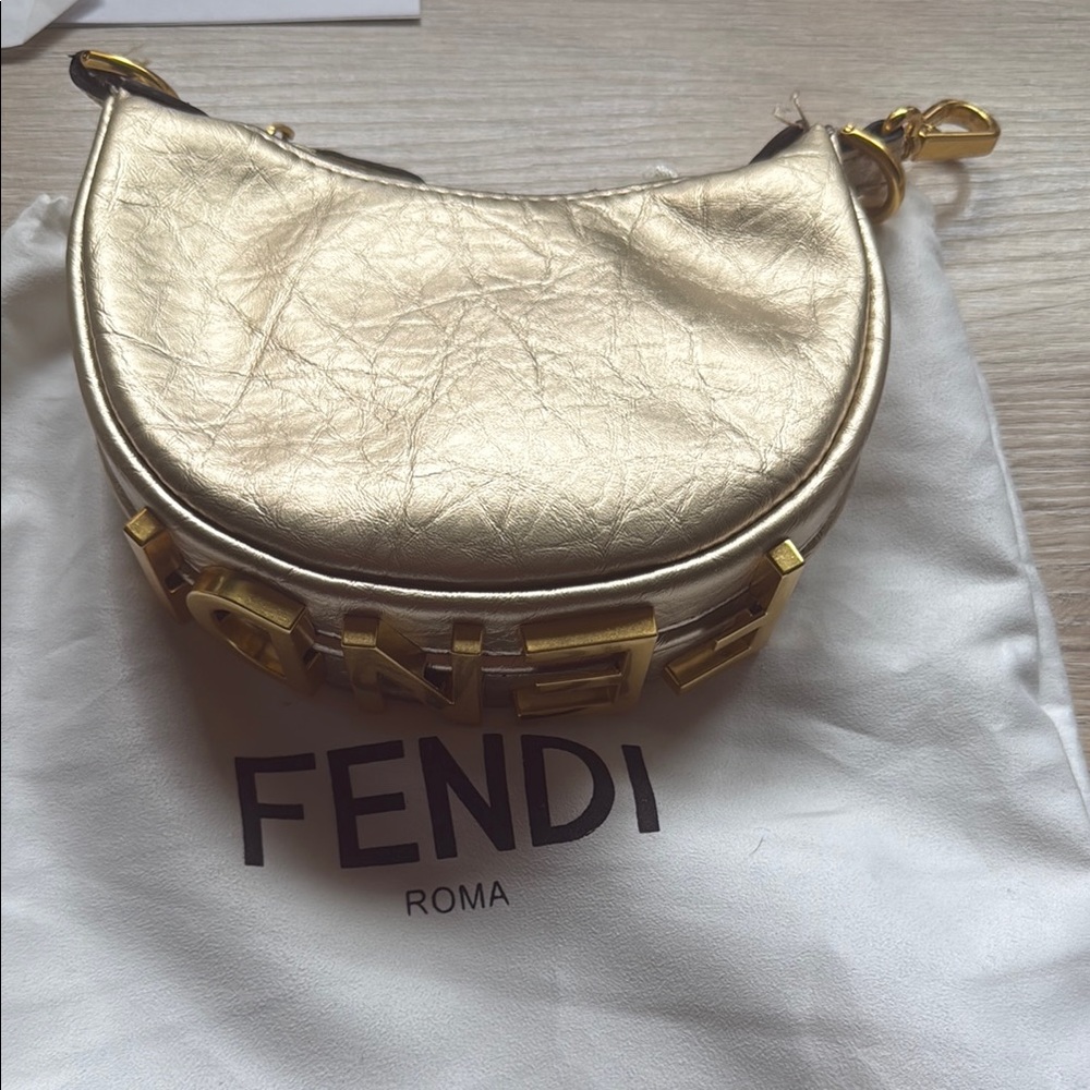 Fashion inspired Gold Women's Bag with detached straps - Picture 2 of 7